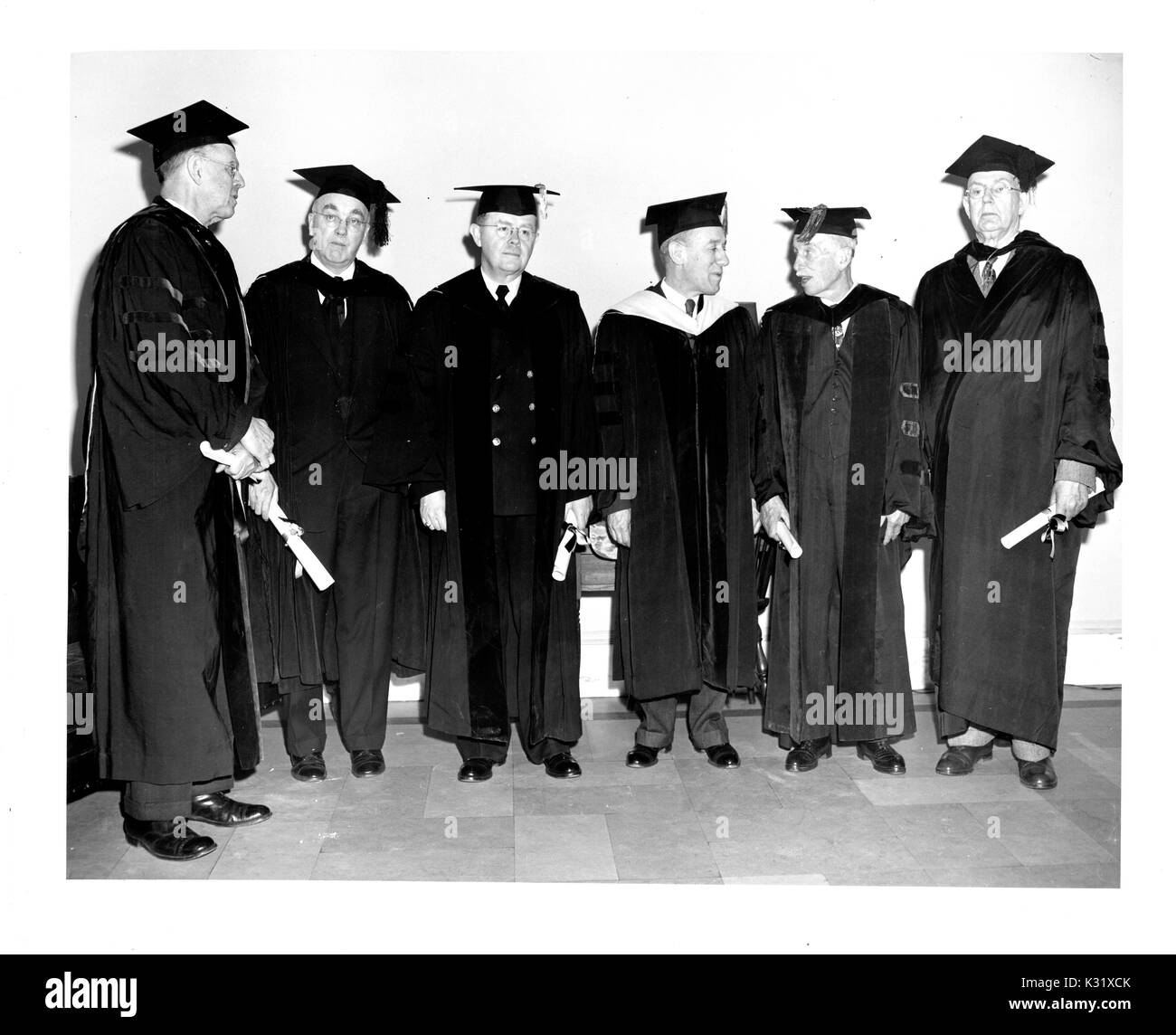 Wissenschaftler und Präsident der Johns Hopkins University Detlev Wulf Bronk steht mit ehrendoktorwürde Empfänger am Gedenktag der Universität, feiert die Gründung der Universität, in Baltimore, Maryland, 1951. Stockfoto
