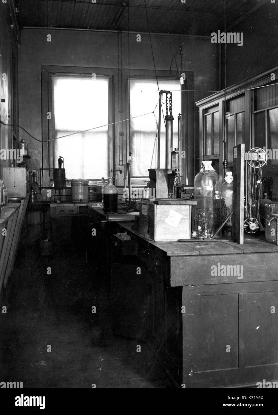 Graustufen Foto der Innenraum eines zweiten Stock Physikalische Chemie Labor, mit Gläsern und anderen Instrumenten an den hölzernen lab Tabellen, aus der Chemischen Labor in alten Campus an der Johns Hopkins University, Baltimore, Maryland, 1924. Stockfoto