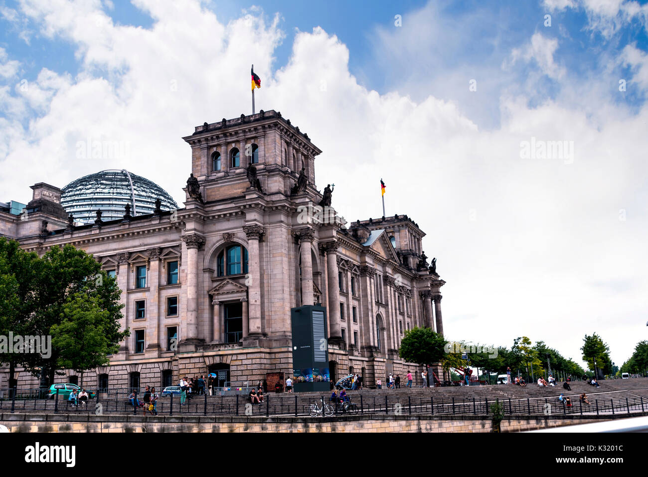 Der Reichstag in Berlin, Deutschland, gesehen von einem Abend Bootsfahrt auf der Spree Stockfoto