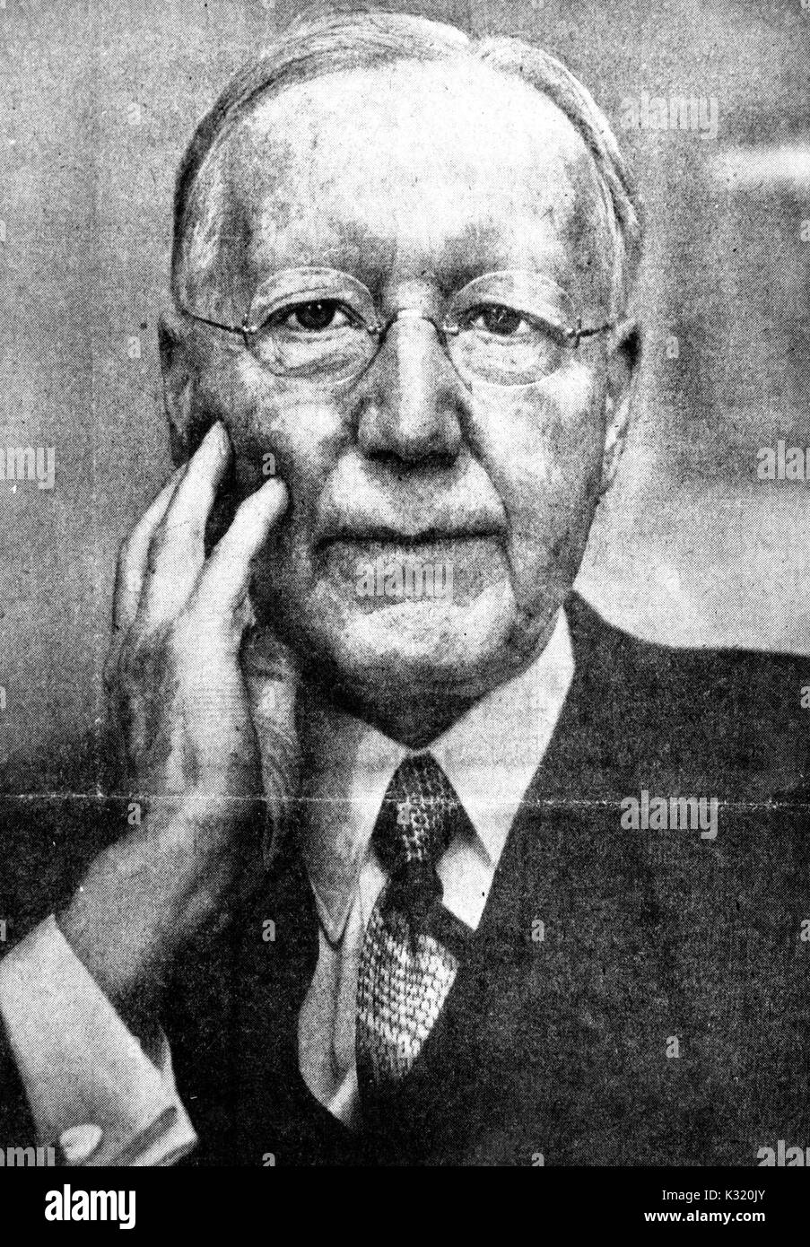 Ein Schultern bis Portrait von uns Bundesministerium der Justiz William Calvin Chesnut mit der Hand am Kinn bei 60 Jahren, 1930. Stockfoto