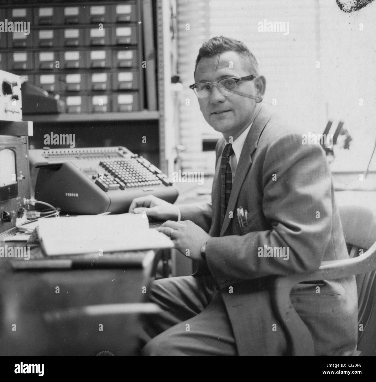 Vorsitzender der Biophysik Abteilung Francis Dewey Carlson sitzt in einem Büro mit 37 Jahren an der Johns Hopkins University, Baltimore, Maryland, 1959. Stockfoto