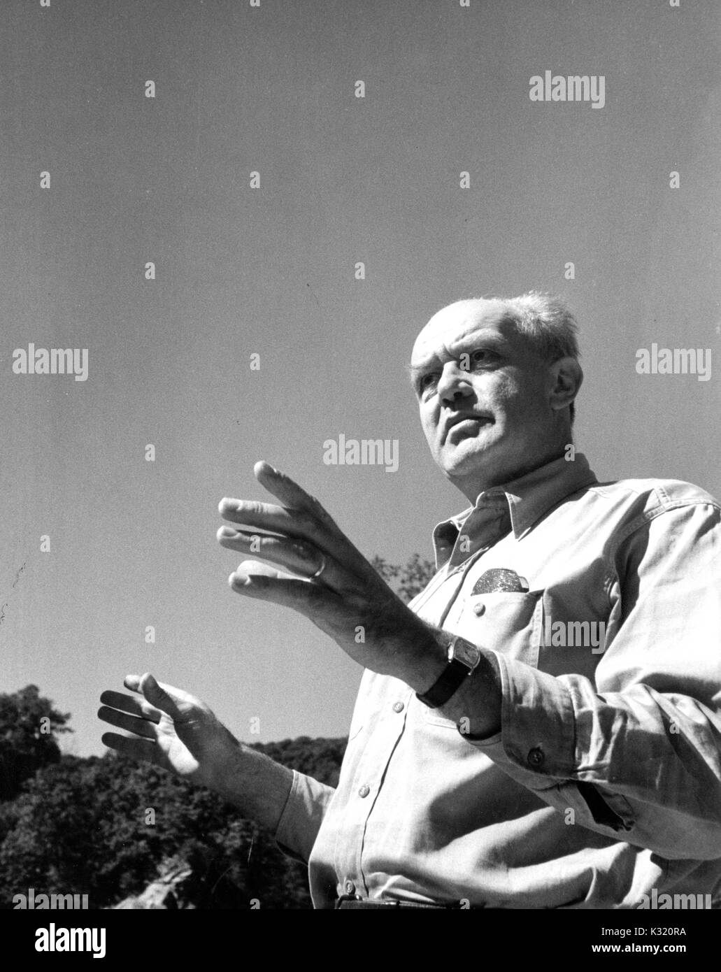 Eine niedrige Winkel Porträt der Erde Wissenschaftler Ernst Cloos im Freien in einem Park mit 55 Jahren, 1954. Stockfoto