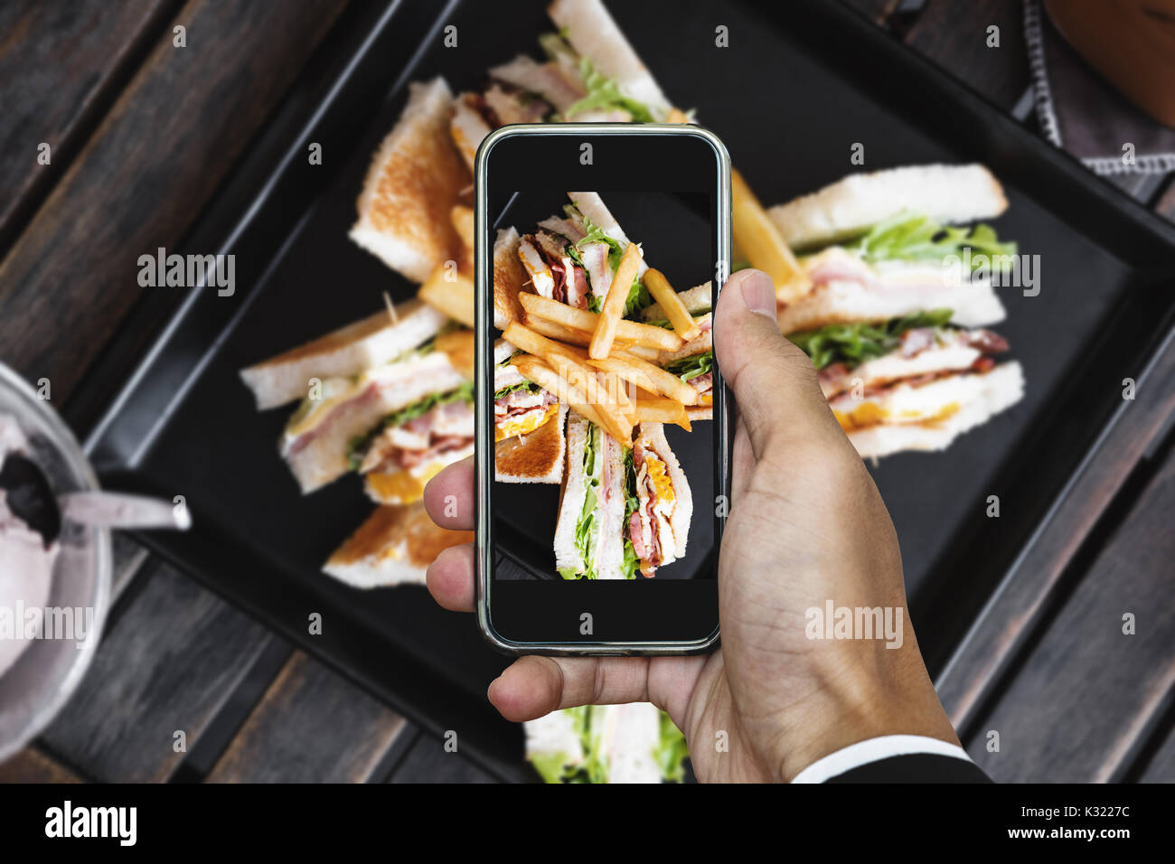 Unter Foto Club Sandwich, Ansicht von oben durch Smart Phone Stockfoto
