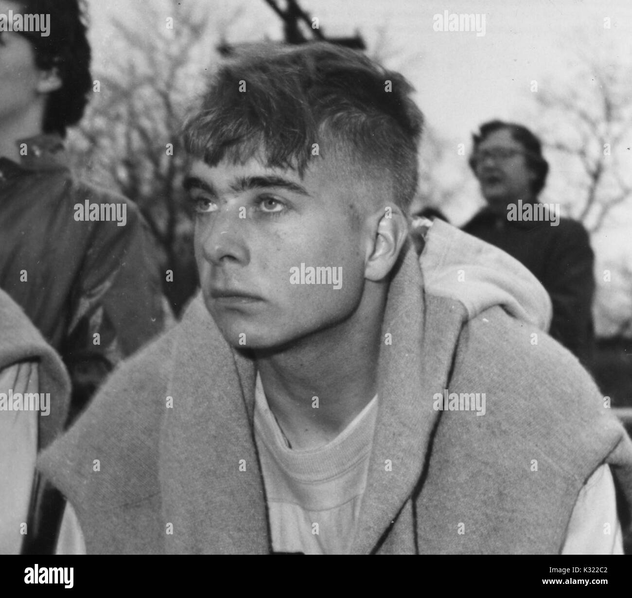Ehrliches Porträt eines Johns Hopkins Neuling lacrosse Spieler ruht auf einer Bank während eines Spiels, 1956. Stockfoto