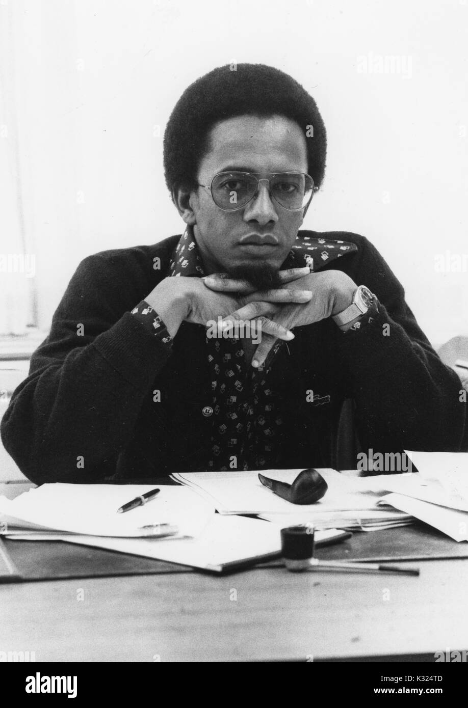 Halbe Länge sitzen Portrait von Soziologe Orlando Patterson, 1981. Stockfoto