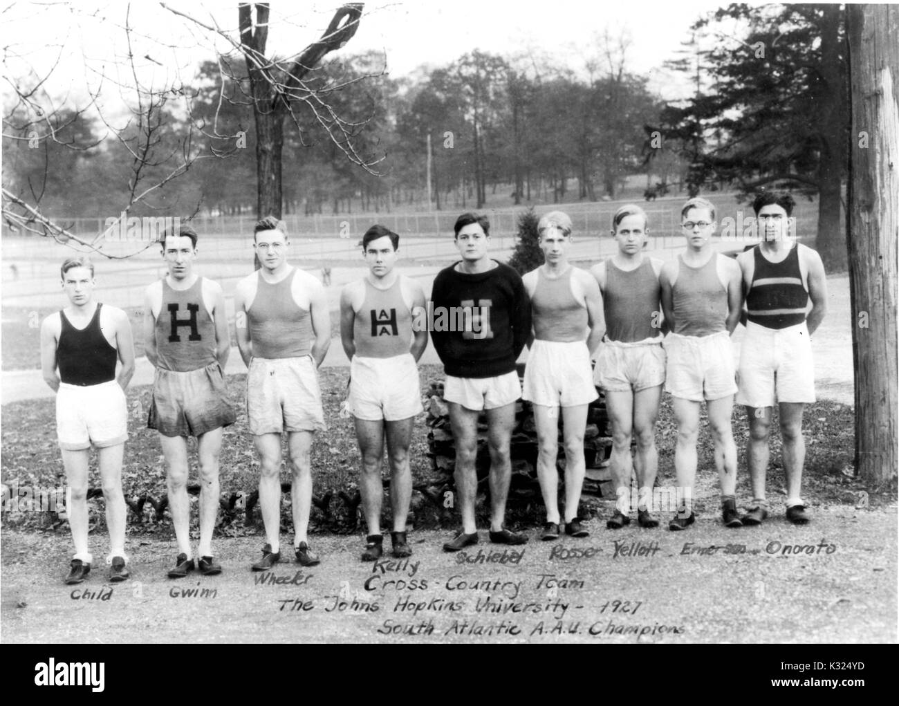 Alle varsity Mitglieder der Johns Hopkins University Herren Cross Country Team, South Atlantic A.A.U. Meister 1927, stand außerhalb in einer Linie Uniformen tragen durch den campus Tennisplätze, jedes Mitglied von letzten Namen gekennzeichnet, einschließlich Kind, Gwim, Wheeker, Kelly, Schiebel, Rosser, Yellott, Emerson, und Onorato, Baltimore, Maryland, September, 1927. Stockfoto