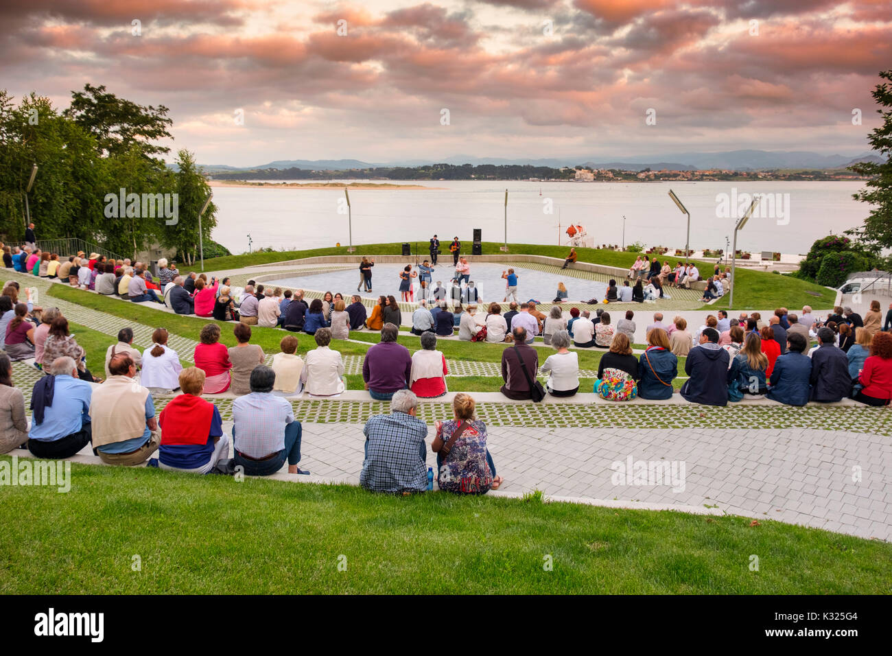 Outdoor Dance Festival im Sommer. Santander, Biscaya, Kantabrien, Spanien, Europa Stockfoto