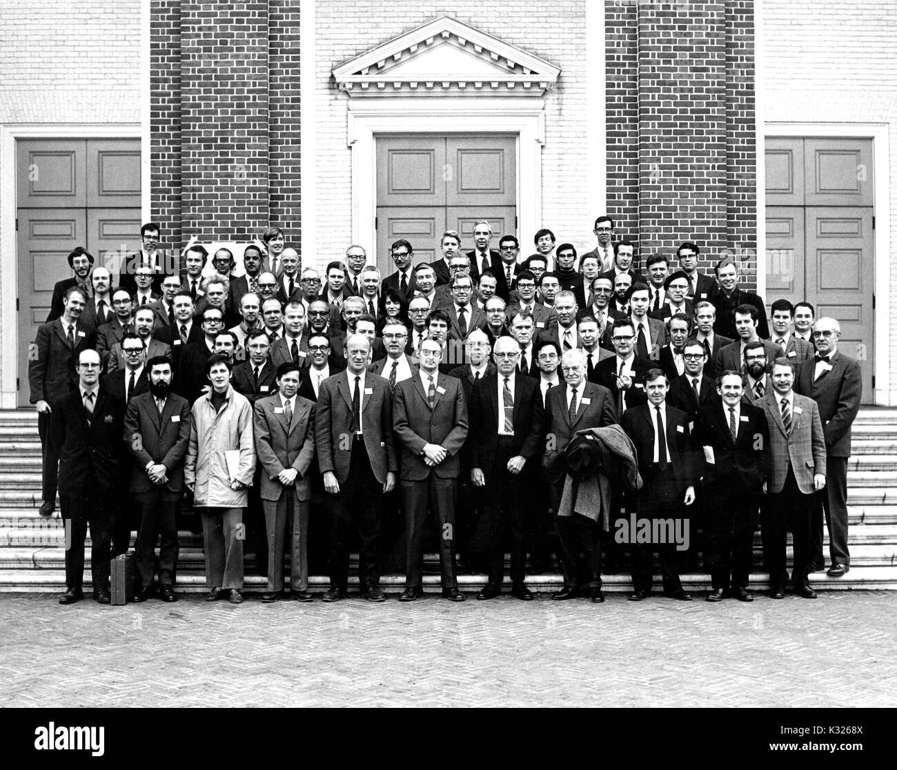 Auf der Konferenz edimentology in das 20. Jahrhundert' für Masse und planetarische Wissenschaft abgehalten an der Johns Hopkins University, Dutzende von männlichen Teilnehmer tragen Anzüge zusammen für ein Gruppenfoto auf den Stufen vor der Shriver Hall, ein Auditorium auf dem Campus, Baltimore, Maryland, 1971 darstellen. Stockfoto