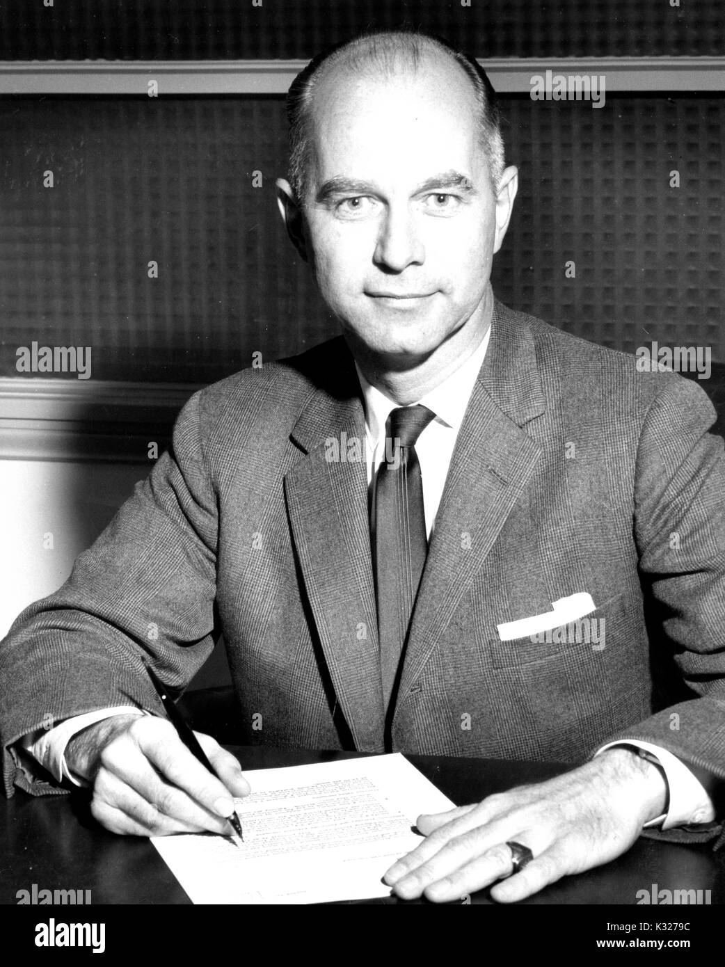 Portrait von John clagett Rückwärtigen, Mitglied einer wohlhabenden Maryland Familie und Absolvent von der Johns Hopkins University mit einem Abschluss in Wirtschaftswissenschaften, schreiben am Schreibtisch, 1960. Stockfoto