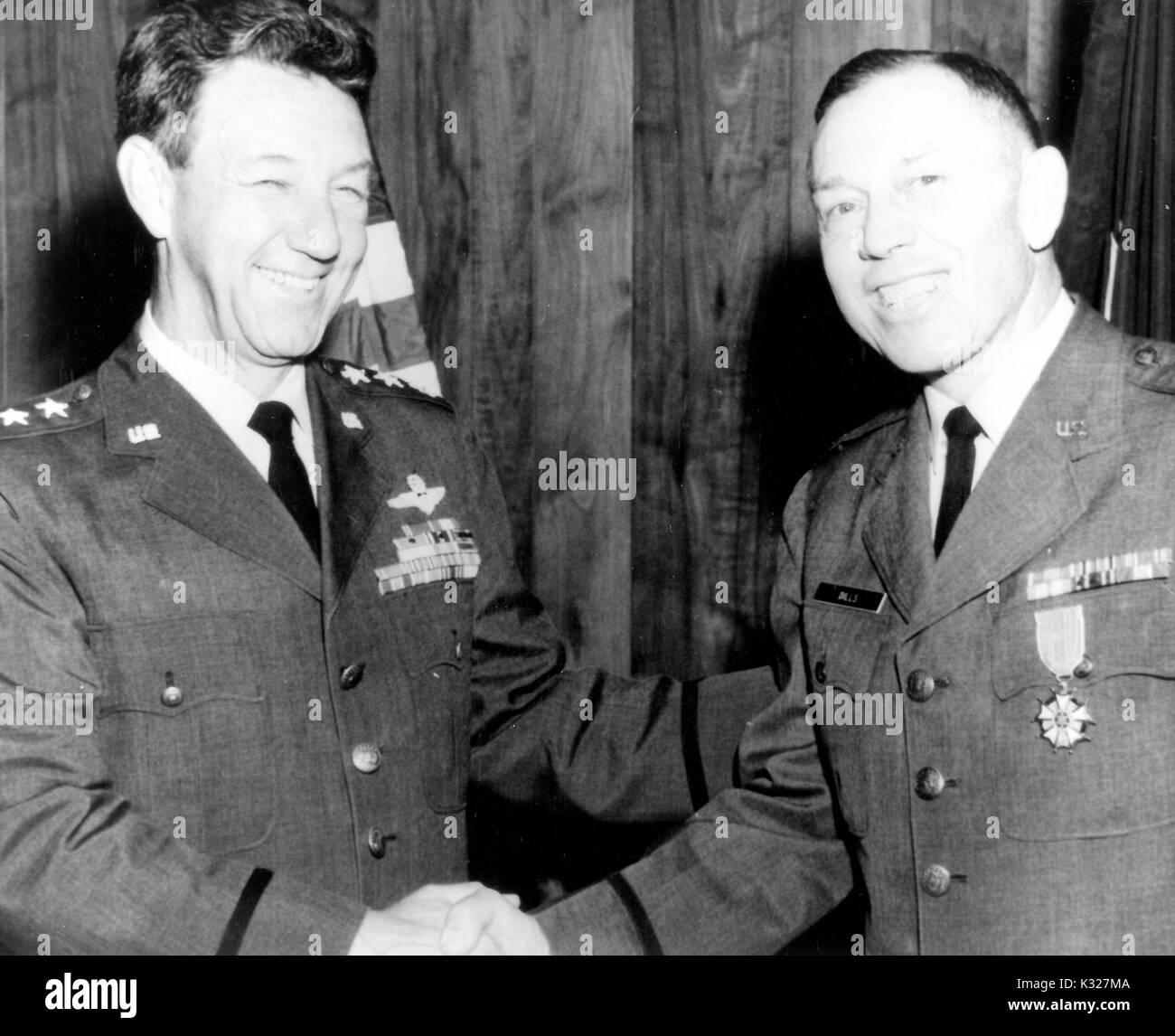 Charles Clinton Dills (rechts) schüttelt Hände mit einer nicht identifizierten Major General, 1965. Stockfoto
