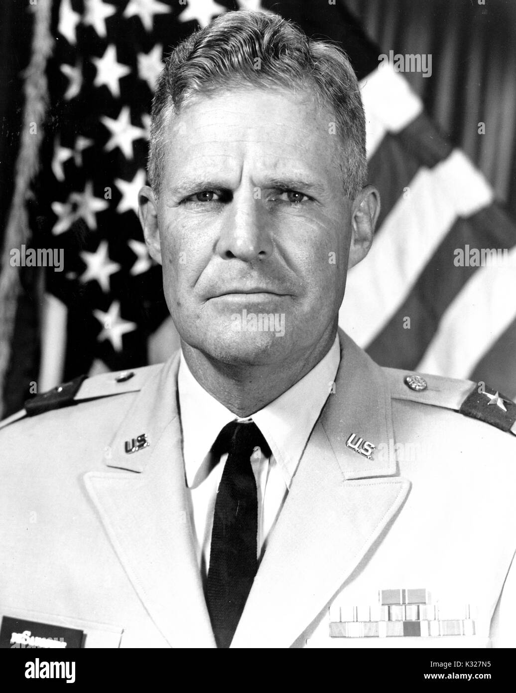Brust bis Portrait von Edward Harleston de Saussure, Jr. Ingenieur und uns wichtige Allgemeine, in Uniform vor einer amerikanischen Flagge, Juli, 1965. Stockfoto