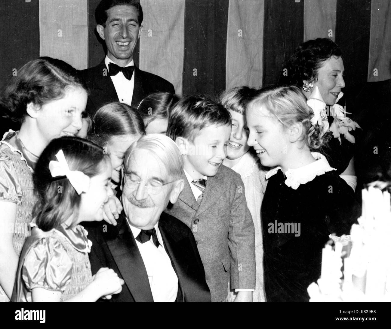 Amerikanische Philosoph, Psychologe und pädagogischen Reformer John Dewey (vorne, Mitte) wird von seinen Kindern umgeben, seinem 90. Geburtstag, 1949 feiern. Stockfoto