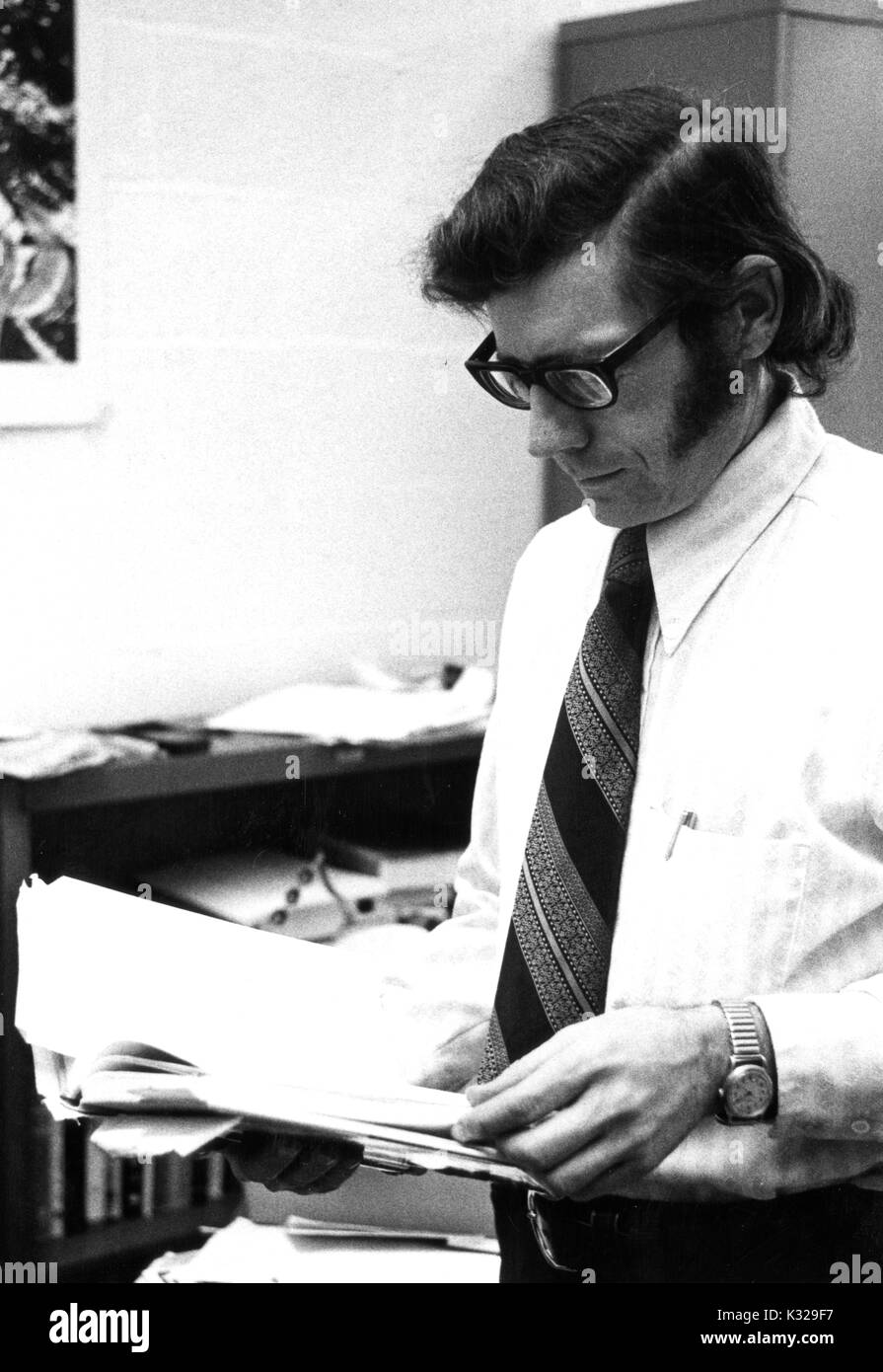 Candid Portrait von Johns Hopkins Professor für Psychologie Clinton DeSoto Lesen von Notizen in einem Büro, 1973. Stockfoto