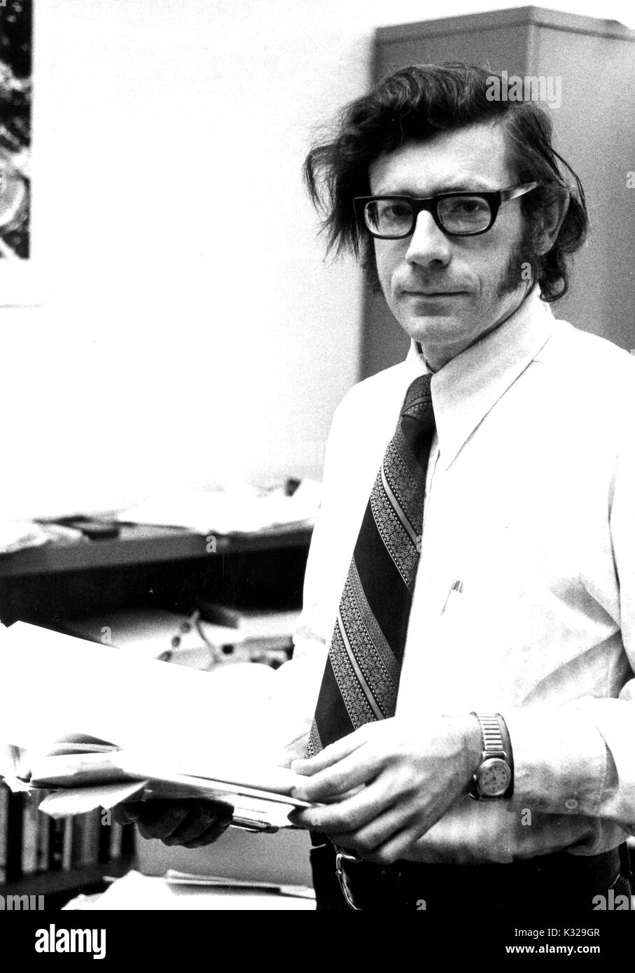Portrait von der Johns Hopkins University Professor für Psychologie Clinton DeSoto stand in seinem Büro mit einem Stapel von Papieren, 1973. Stockfoto