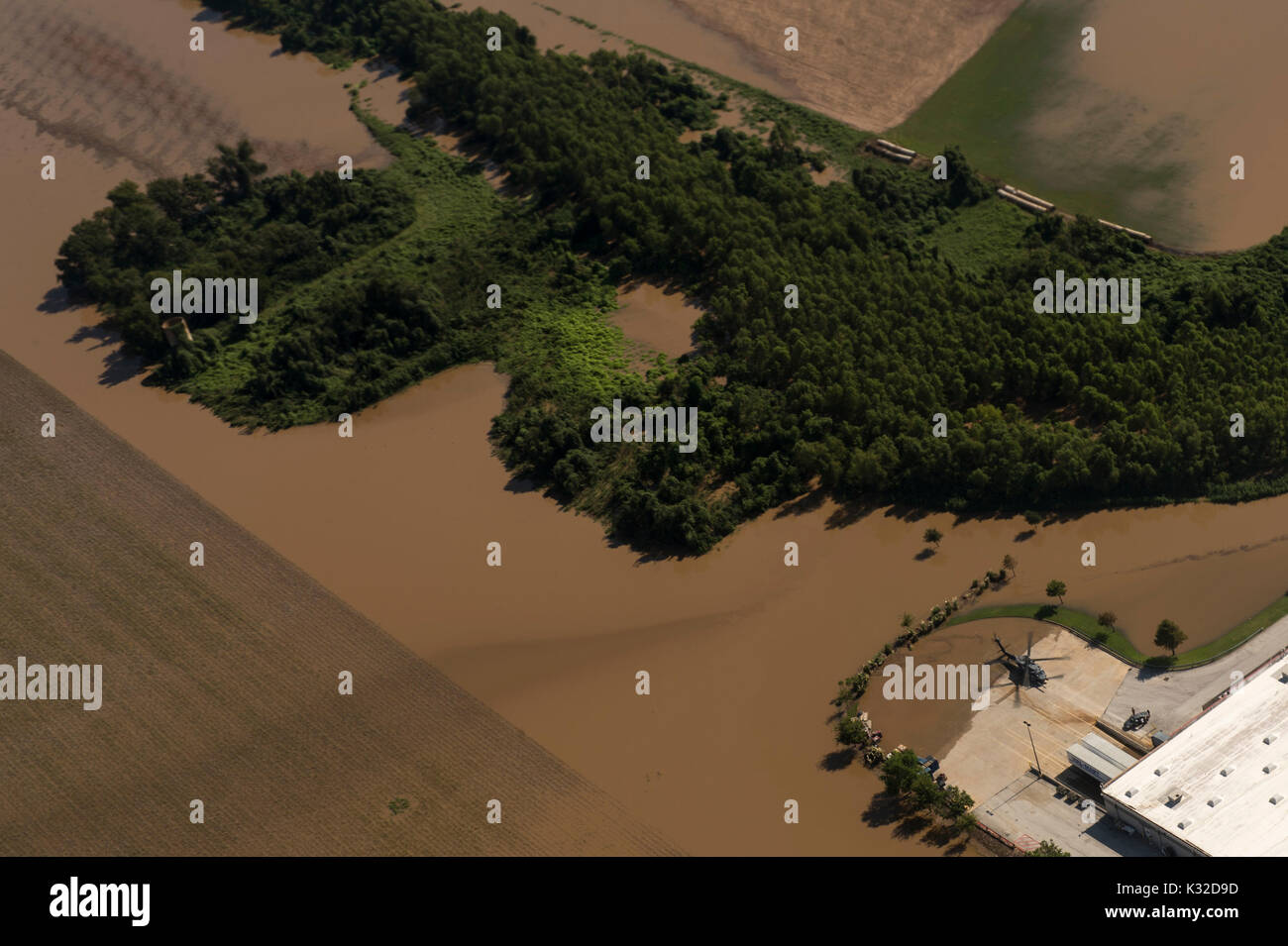 Ein US Air Force HH-60 Pave Hawk landet Hurrikan Harvey Überlebenden, die medizinische Hilfe benötigen 31 Aug, 2017 in der Nähe von Houston, Texas zu evakuieren. Stockfoto