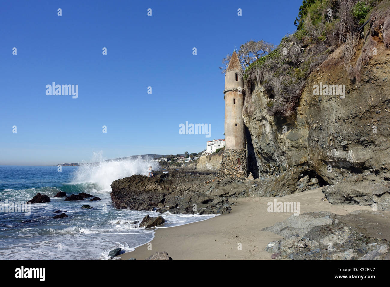 Victoria S Strand Pirate Tower Fit Fur Rapunzel Dieser Turm Aus Einem Felsigen Kustenlinie In Laguna Beach Ragt Stockfotografie Alamy