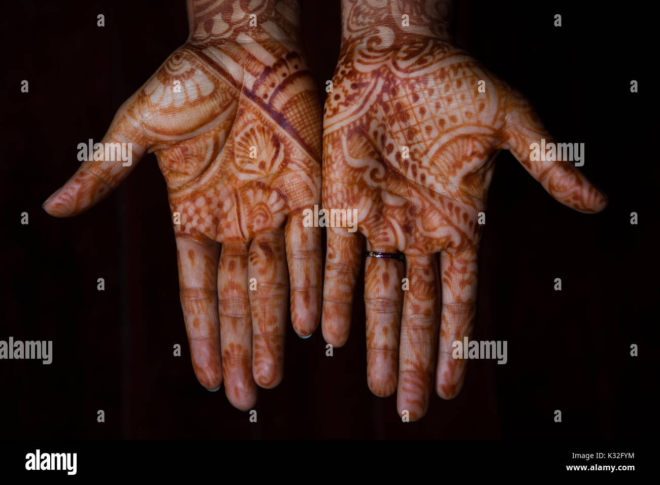 Hände mit einem traditionellen henna Muster eingerichtet. Stockfoto