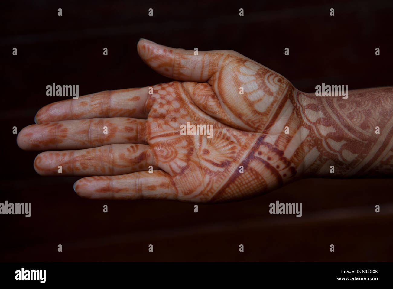 Eine Hand mit einem traditionellen henna Muster eingerichtet. Stockfoto