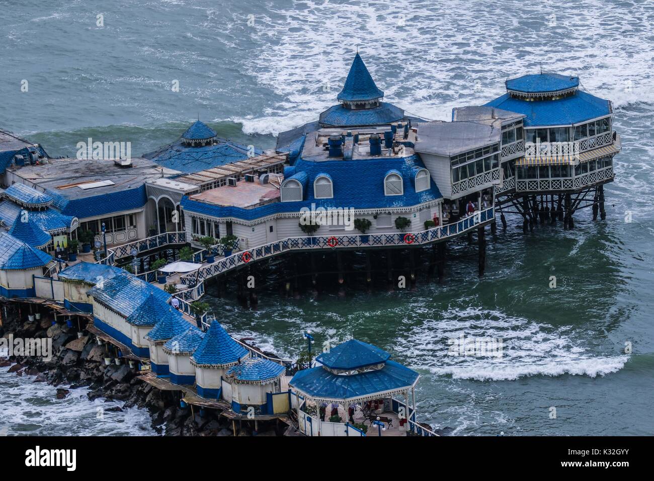 Surf, Lookout und Dock der Waikiki Strand der touristischen Zone von Miraflores in der Hauptstadt Lima in Peru. Surfer, Wellen, Meer, Ozean Meer Stockfoto