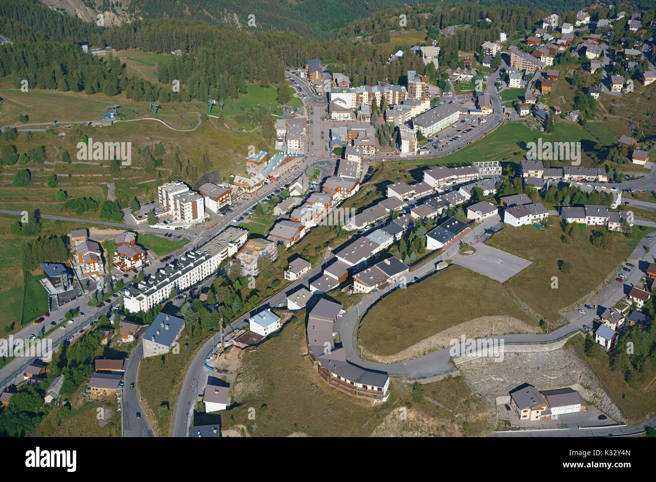 LUFTAUFNAHME. Skigebiet im Sommer. Valberg, Péone, Hinterland der französischen Riviera, Alpes-Maritimes, Frankreich. Stockfoto