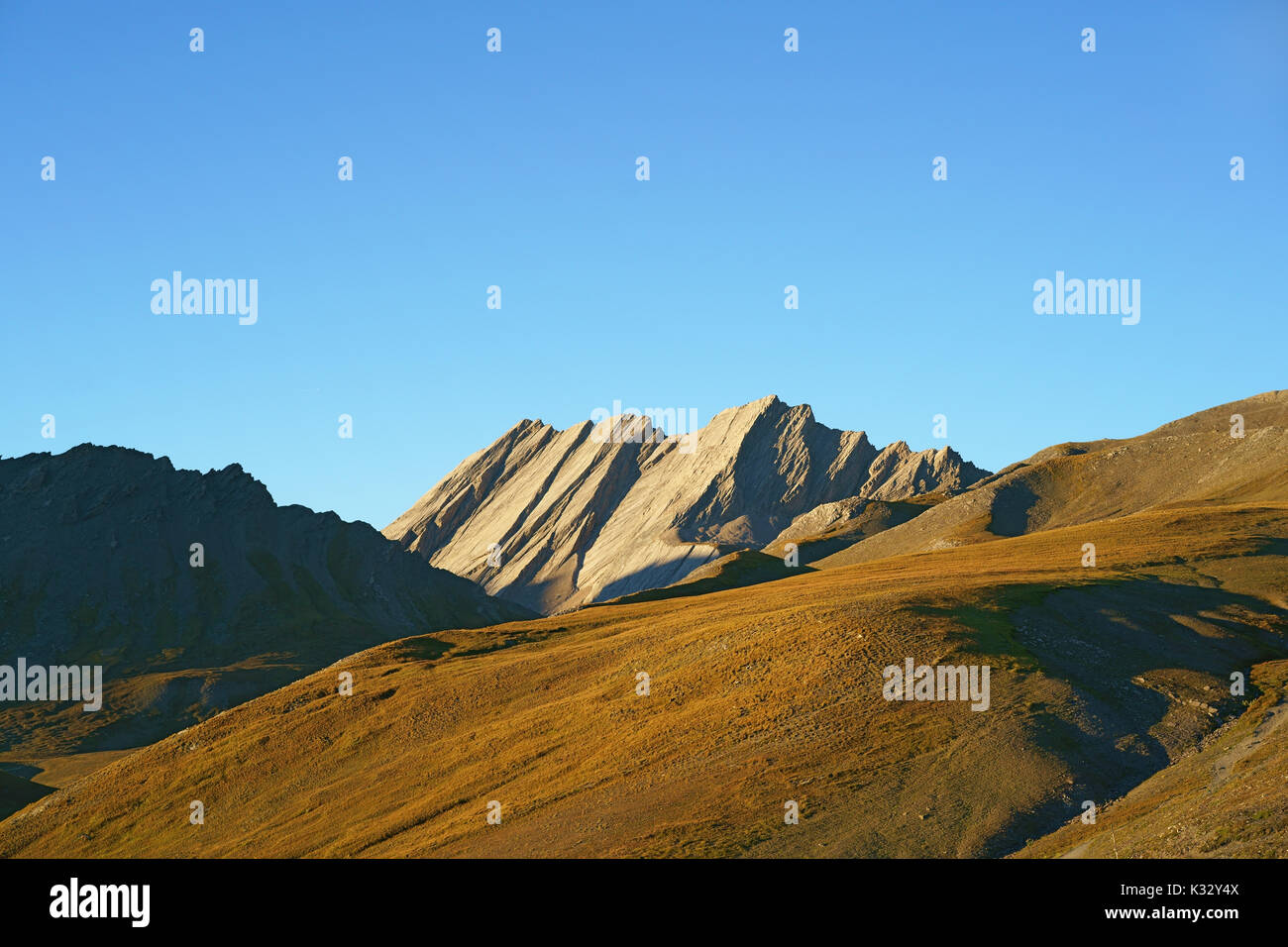 Letztes Licht des Tages auf der Crête de la taillante (Höhe: 3197m m ü.d.M.). Abriès-Ristolas, Regionalpark Queyras, Hautes-Alpes, Frankreich. Stockfoto