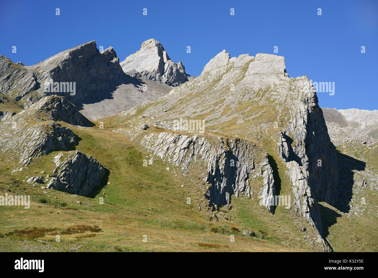 Raue Landschaft auf der italienischen Seite des Pic d'Asti (3219m Meter ü.d.M.) im Sommer. Chianale, Provinz Cuneo, Piemont, Italien. Stockfoto