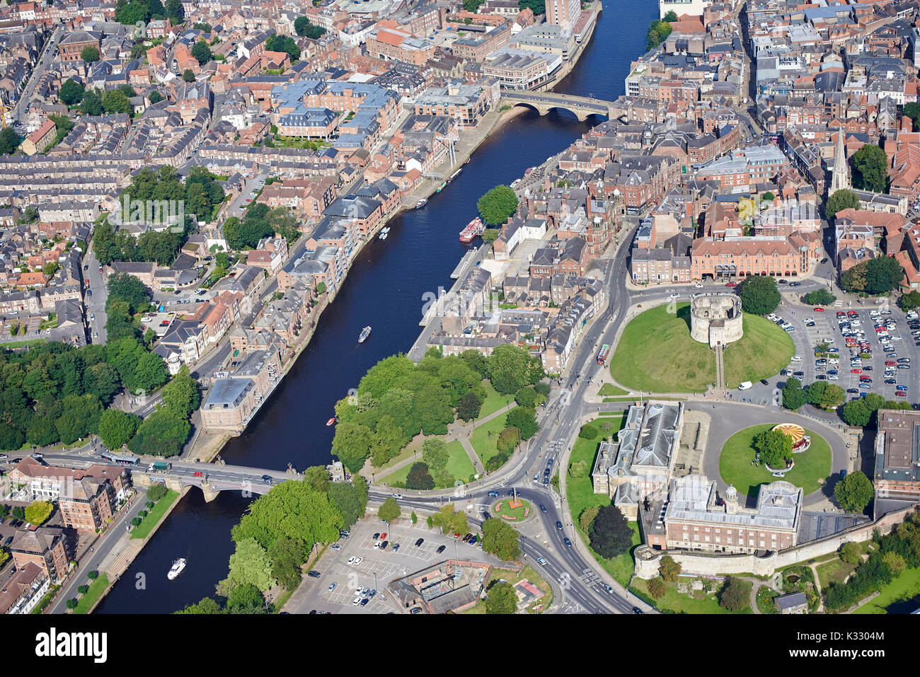Ein Luftbild der historischen Stadt York, North Yorkshire, Nordengland UK, zeigen den Fluss Ouse und Clifford Tower Stockfoto