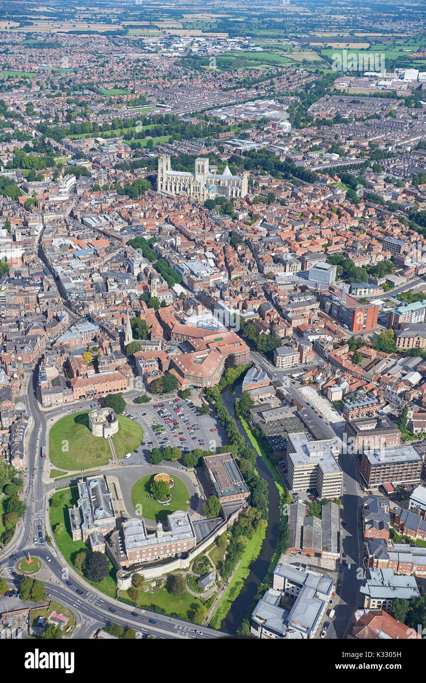 Ein Luftbild der historischen Stadt York, North Yorkshire, Nordengland UK, Clifford Tower Vorder Stockfoto
