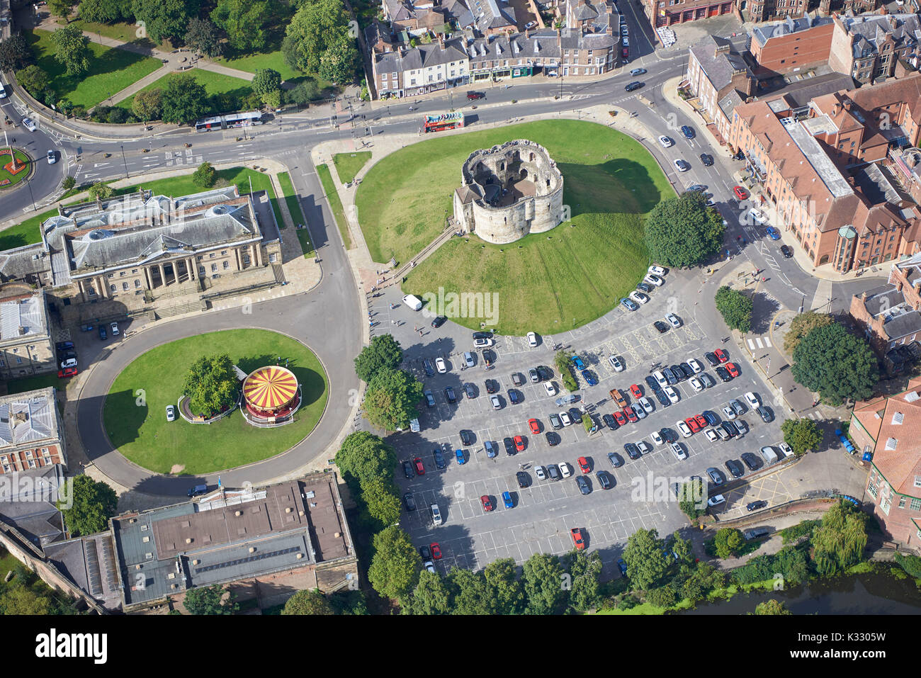 Ein Luftbild der historischen Stadt York, North Yorkshire, Nordengland UK, zeigt das Museum & Clifford Tower Stockfoto