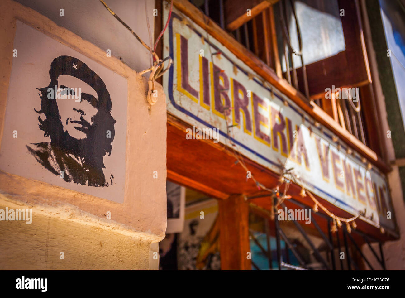 Klassische Schablone von Che Guevara auf der Seite der Buchhandlung Libreria Venecia, Havanna, Kuba Stockfoto