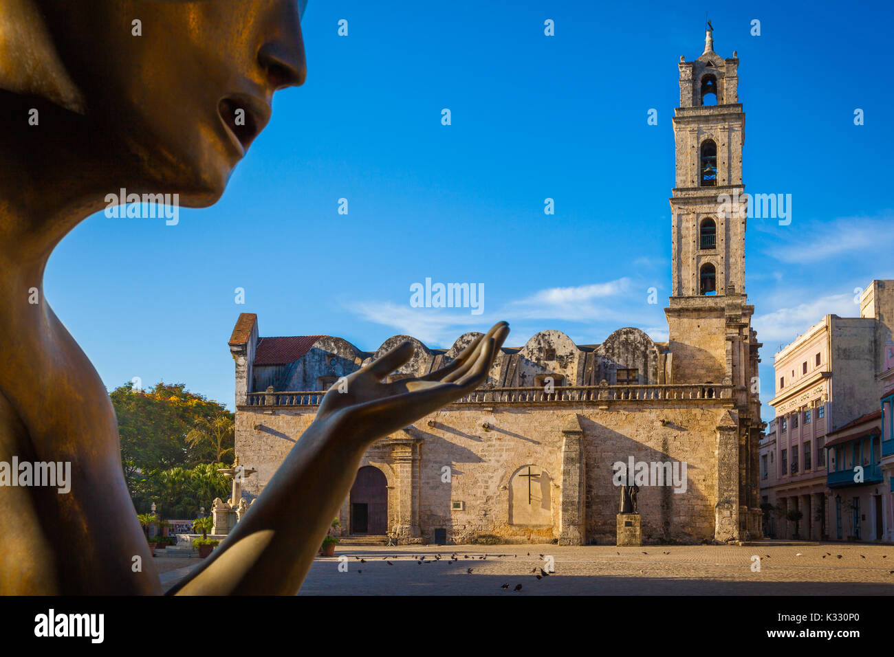 Die Basilika und das Kloster von San Francisco De Asis mit dem Gespräch Skulptur in San Francisco Square, die Altstadt von Havanna, Kuba Stockfoto