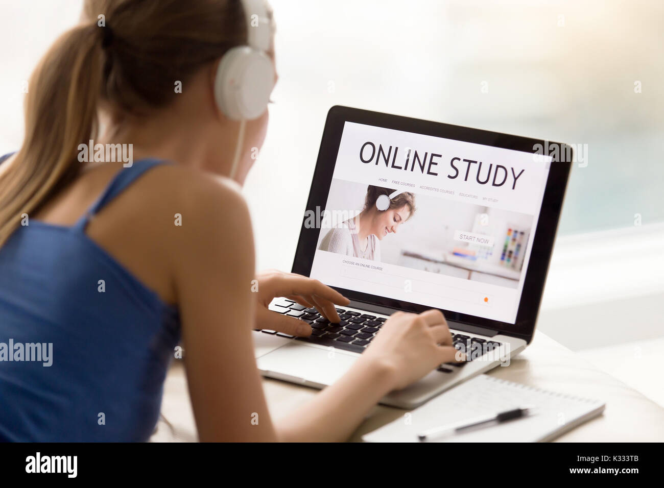 Studentin hören Vortrag im Internet Stockfoto