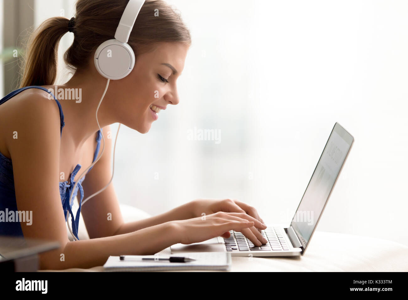 Frau in Kopfhörer lernen Sprache online Stockfoto