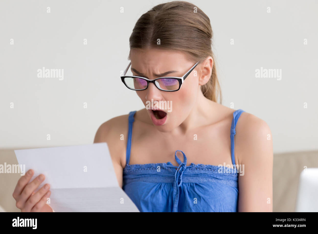 Frau entsetzt, wenn Buchstaben lesen mit schlechten Nachrichten Stockfoto