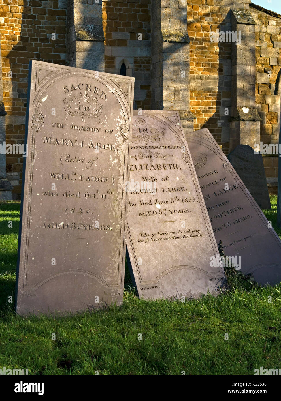 Alte umstürzende Grabsteine auf dem englischen Kirchhof Stockfoto