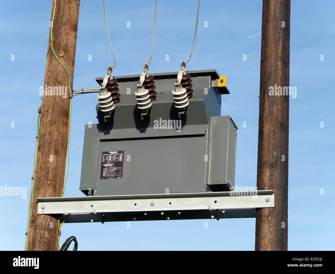 Schneider Electric Mast montiert Stromversorgung Hochspannung Trafo auf UK National Grid Stockfoto