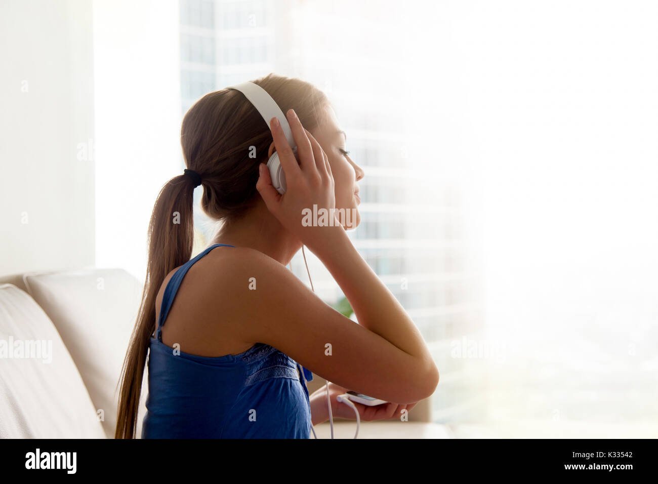 Dame in Kopfhörer Hören klassischer Musik zu Hause Stockfoto