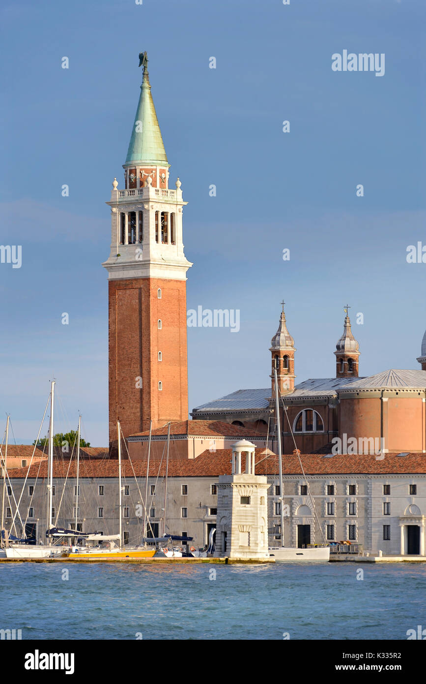 Glockenturm der Basilika von San Giorgio Maggiore und dem Hafen in Venedig, einer berühmten Stadt in Italien und die Hauptstadt der Region Venetien. Die l Stockfoto