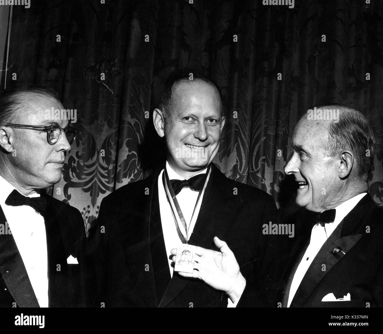 Offene Gruppe der Präsident der Johns Hopkins University Präsident (links) im Gespräch mit Finanzminister C. Douglas Dillon (Mitte) während der Lafayette Grundlage Abendessen, 1960. Stockfoto