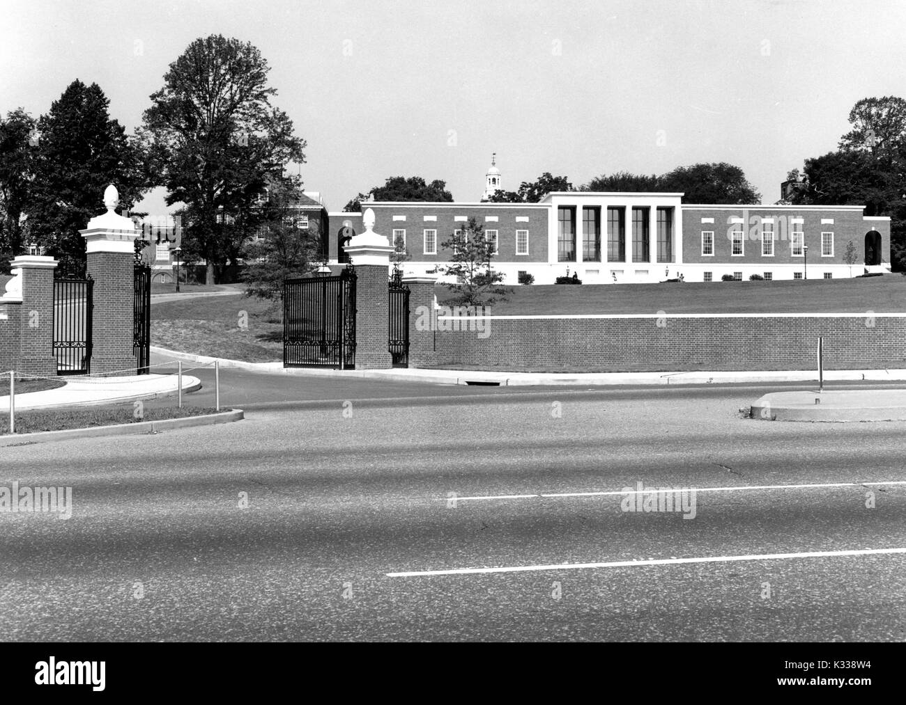 Von der Charles Street, der Eingangsbereich und Merrick Gateway in der Johns Hopkins University, mit dem Rasen als die 'Beach' und der Milton S Eisenhower Bibliothek an der Spitze des Hügels, die mehrere Ebenen u-Verlängerung, und Gilman Hall in der Ferne, Baltimore, Marland, 1965 sichtbar. Stockfoto