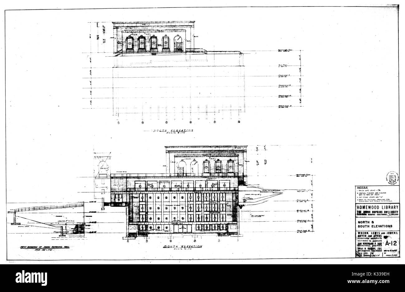 Der Architekt von Zeichnungen für den Bau der Milton S Eisenhower Bibliothek an der Johns Hopkins University, einschließlich der nördlichen und südlichen Erhebungen für das Gebäude, skizziert auf weißem Papier, Baltimore, Maryland, 1963. Stockfoto
