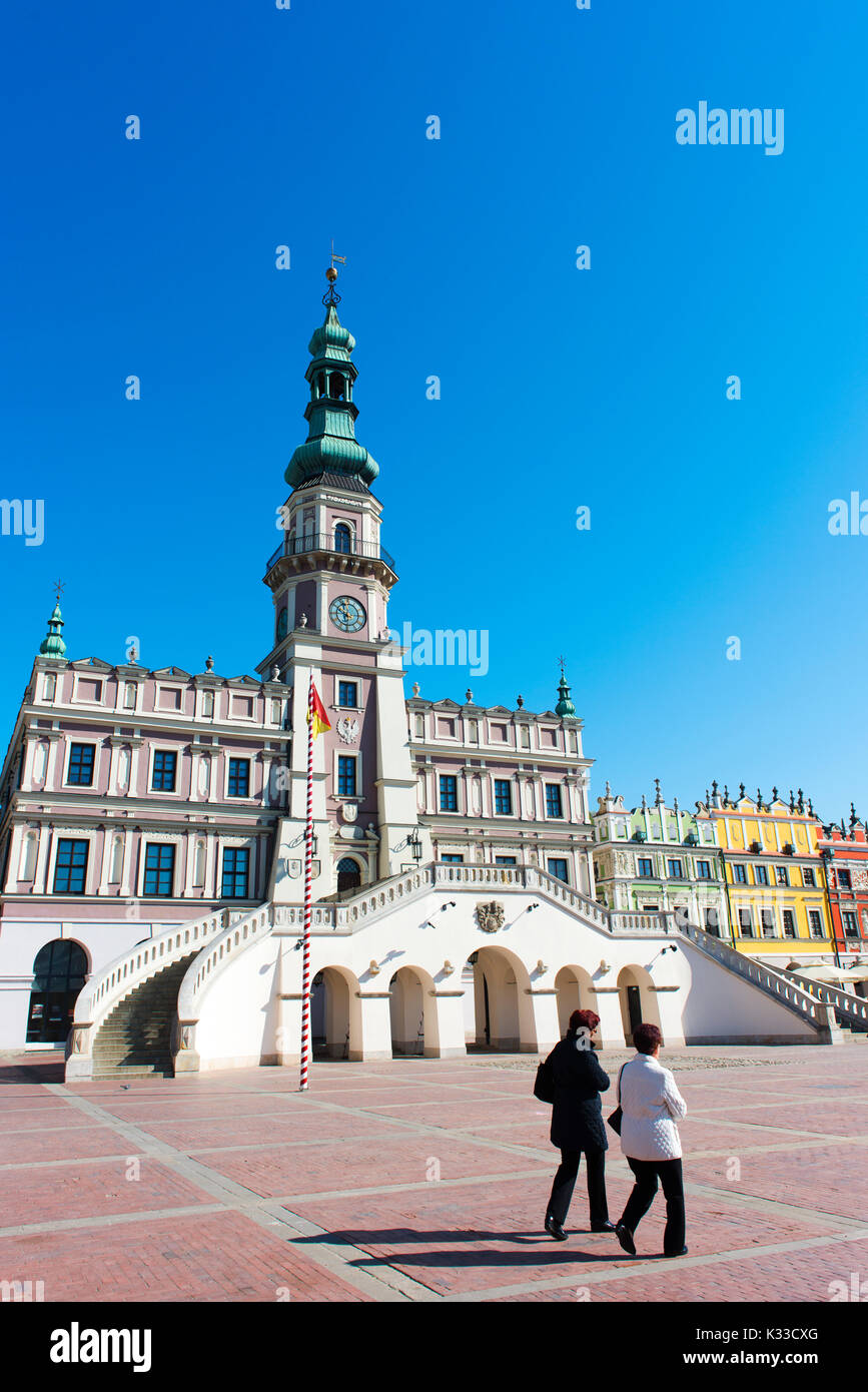 Zwei Frauen gehen Sie über den Hauptplatz in Zamosc, eine Renaissance der Stadt im Südosten Polens, ein UNESCO-Weltkulturerbe. Stockfoto
