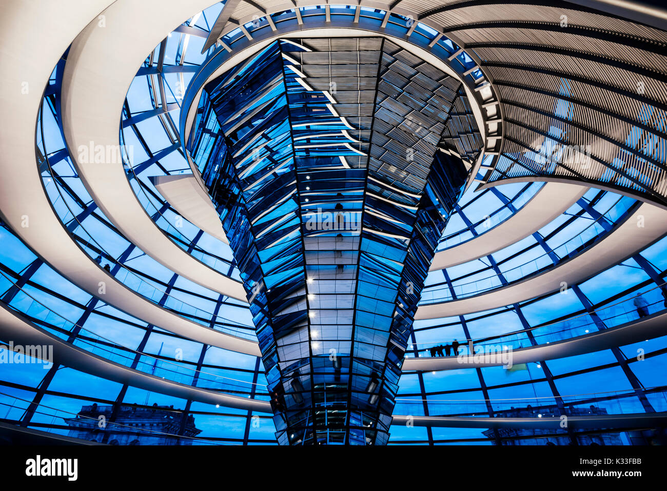 Weitwinkel Innenansicht der Kuppel des Reichstagsgebäudes in der Nacht (entworfen von Sir Norman Foster), Berlin, Deutschland, Europa Stockfoto