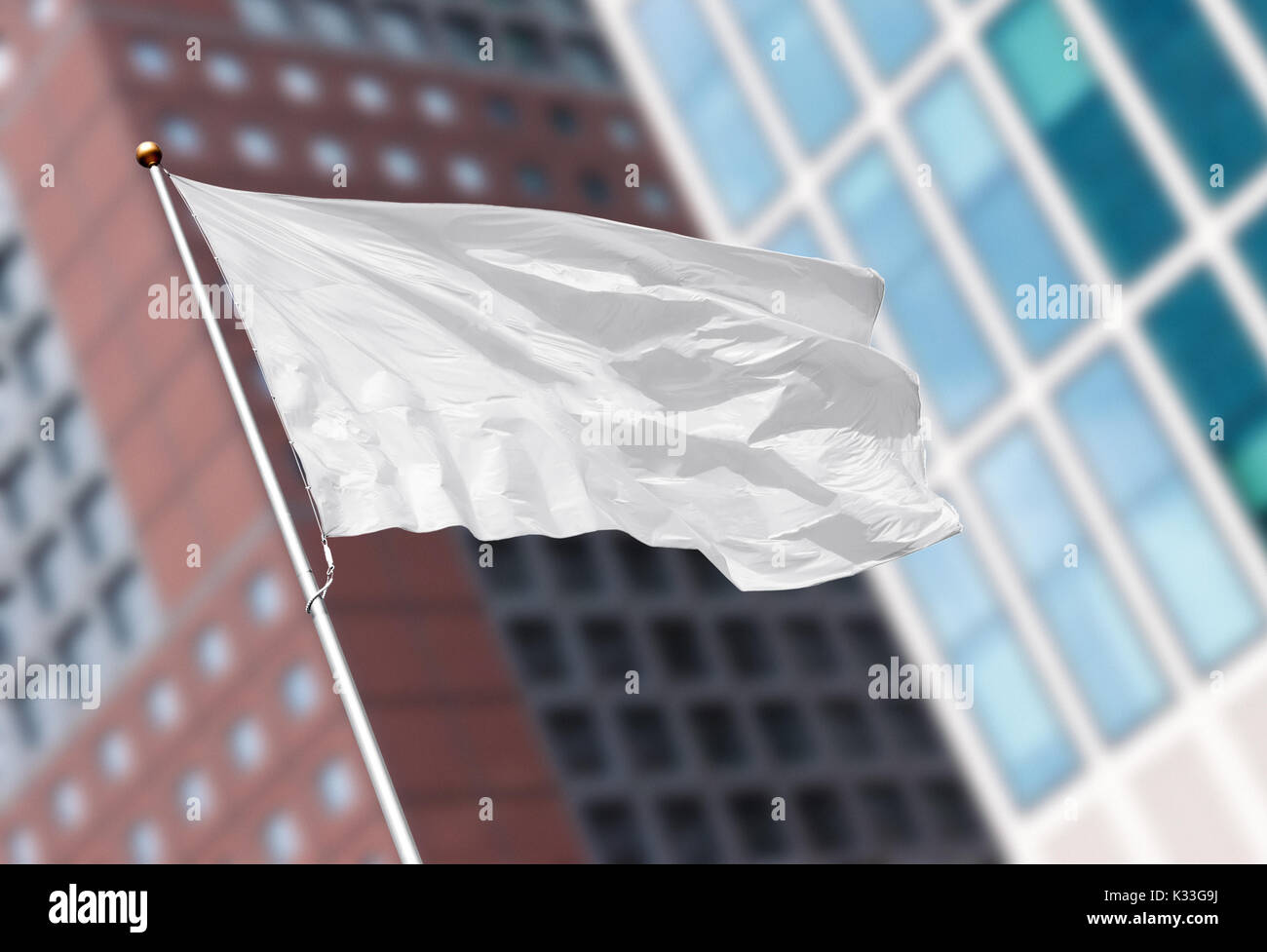 Weiße leere Fahne im Wind gegen verwackelte, modernes Gebäude. Perfekte mockup alle Logos, Symbol oder Zeichen hinzufügen Stockfoto