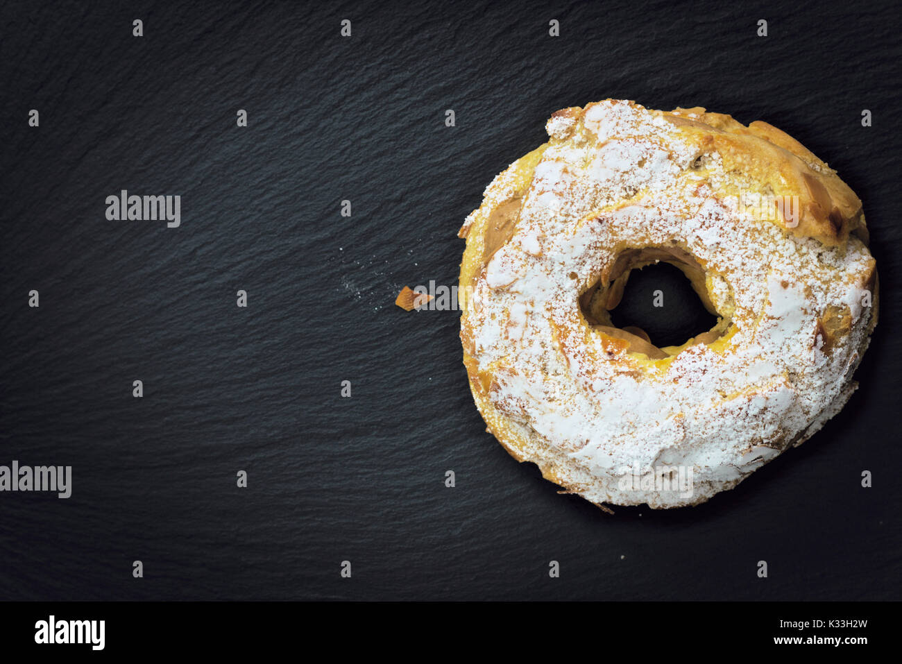 Paris Brest berühmten französischen Nachtisch süßen runden Gebäck in Form eines Rades auf schwarzem Schiefer Platte mit Kopie Raum Stockfoto