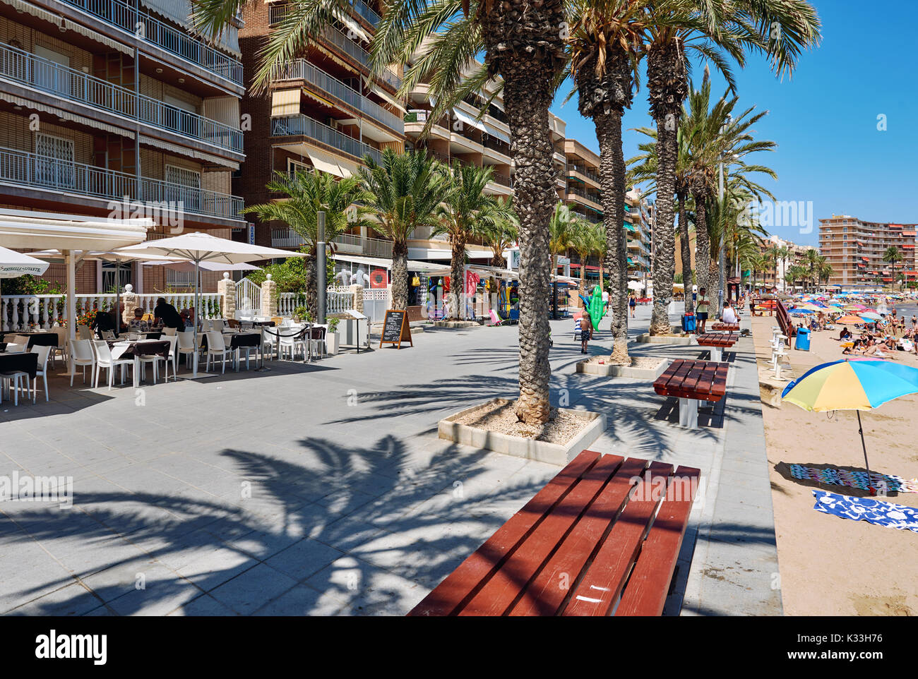 Torrevieja, Spanien 10. Juli 2017 Promenade in der Nähe des Playa