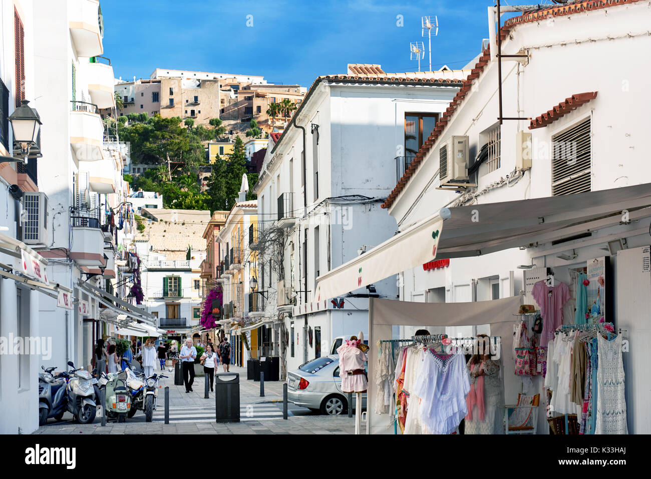 Ibiza, Spanien - 10. Juni 2017: Touristen zu Fuß in den charmanten weissen Gasse in der Altstadt von Ibiza-Stadt entfernt. Balearen. Spanien Stockfoto