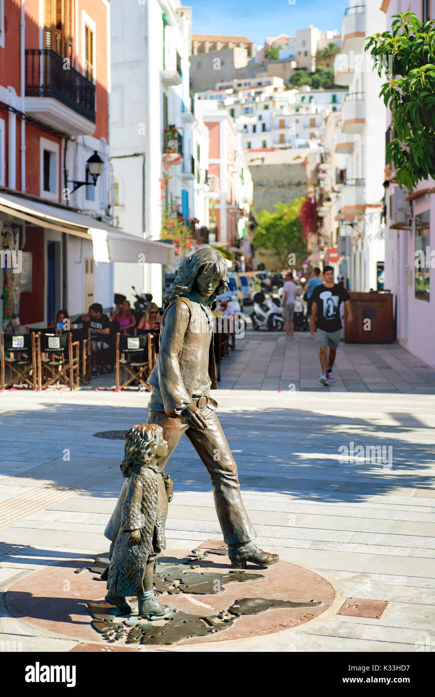 Ibiza, Spanien - 10. Juni 2017: Bronze Skulptur ehrt hippie Kultur in Ibiza Stadt. Die Skulptur ist die Arbeit der katalanischen Bildhauer Cio Abelli. Die Bro Stockfoto