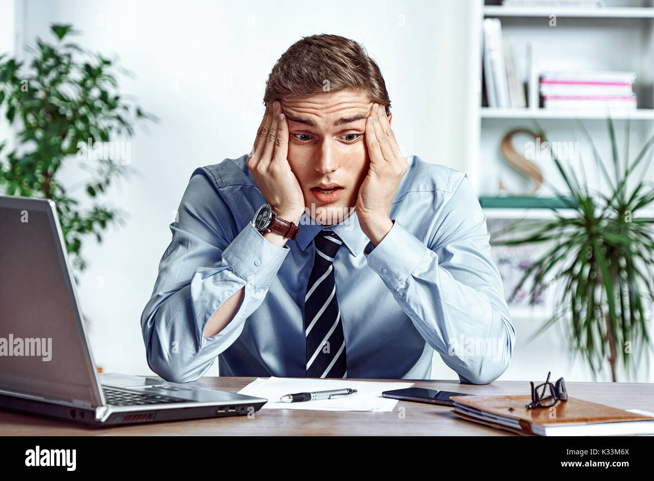 Frustriert Geschäftsmann unzufrieden sein Einkommen. Foto junger Mann bei der Arbeit im Büro. Business Konzept Stockfoto