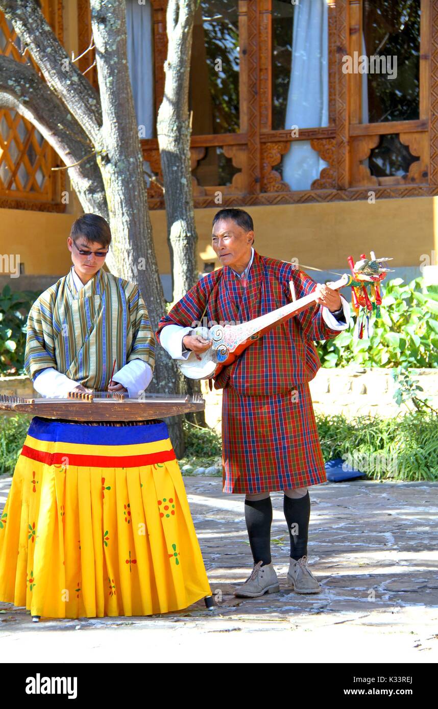 PARO, BHUTAN - November 10, 2012: Unbekannter Musiker in traditioneller Kleidung (GHO) spielen Instrumente im Hotel in Paro, Bhutan Stockfoto